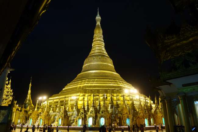 Shwedagon Pagode am Abend
