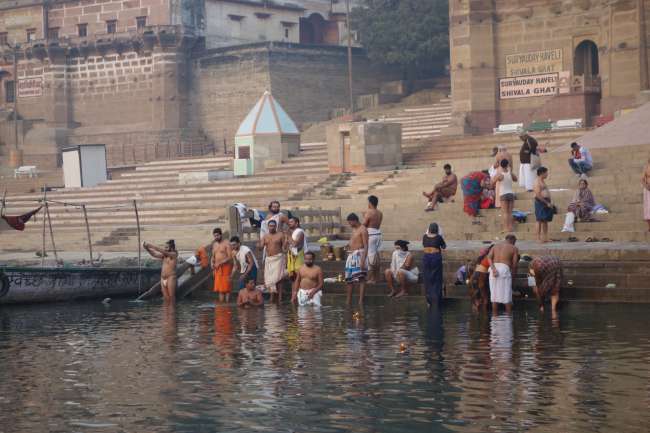 Rituelles Baden im Ganges