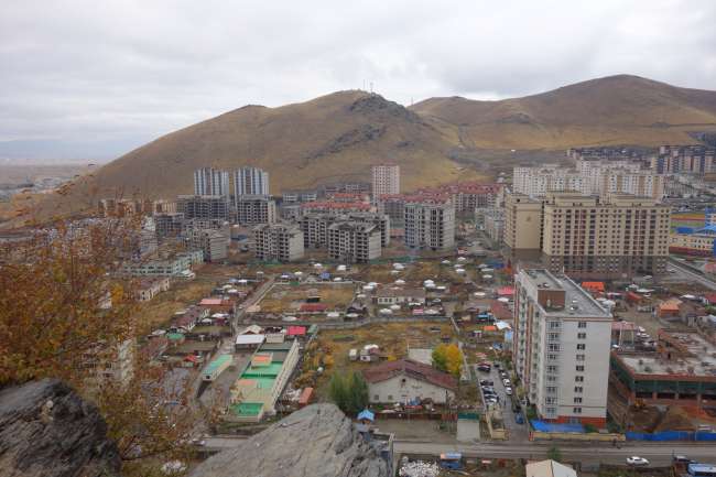 In Ulaanbaatar stehn Wohnblocks neben Jurten