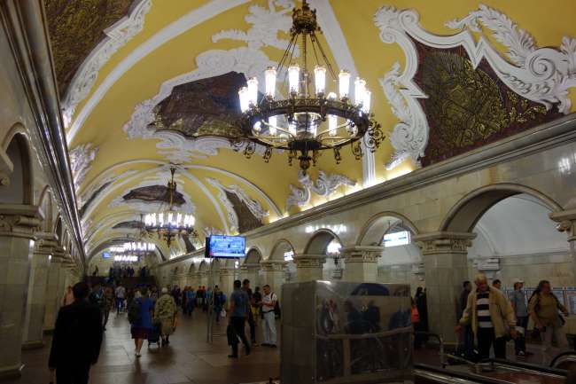 Die Metrostationen in der Moskauer Innenstadt sind halbe Paläste