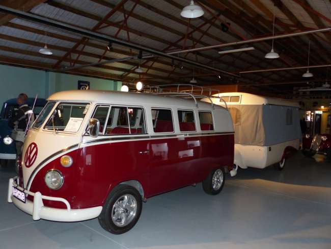VW-Camper mit Wohnanhänger